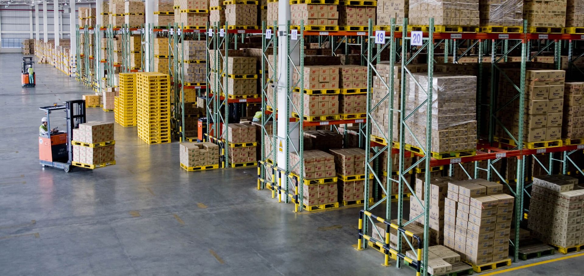 Große Lagerhalle mit vielen Kartons auf Regalen